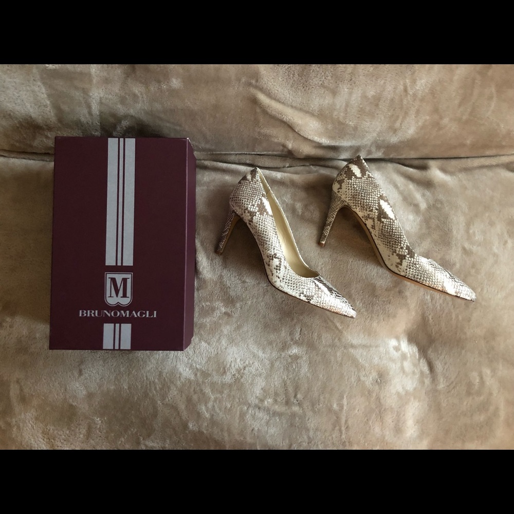 Bruno Magli leather gold metallic reptile print heels NIB